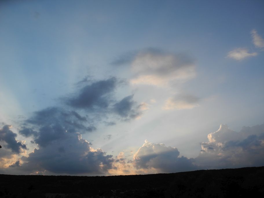 Wolken hinter dem Bergrücken Westen.jpg
