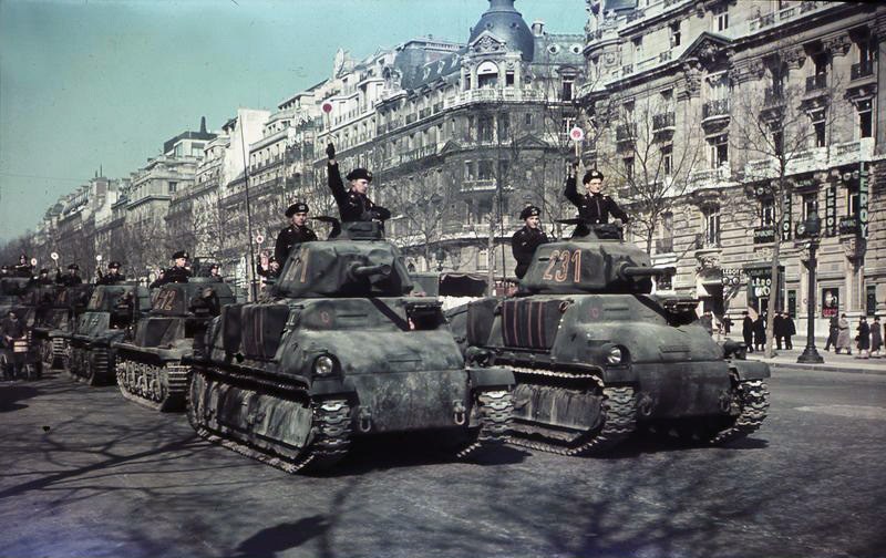 Bundesarchiv_N_1576_Bild-007,_Paris,_Parade_deutscher_Panzer.jpg