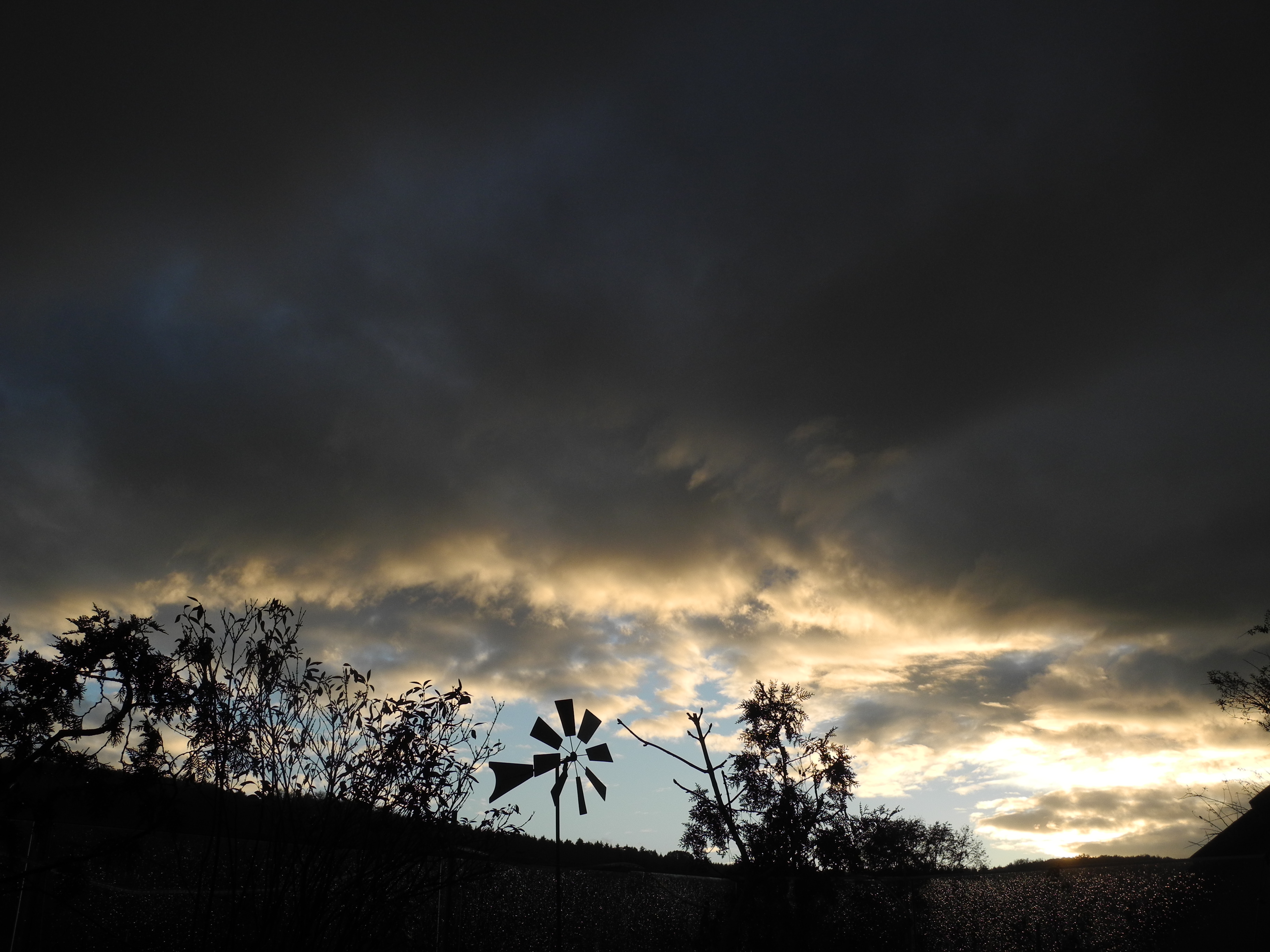 Dunkle Wolken und blauer Himmel.JPG