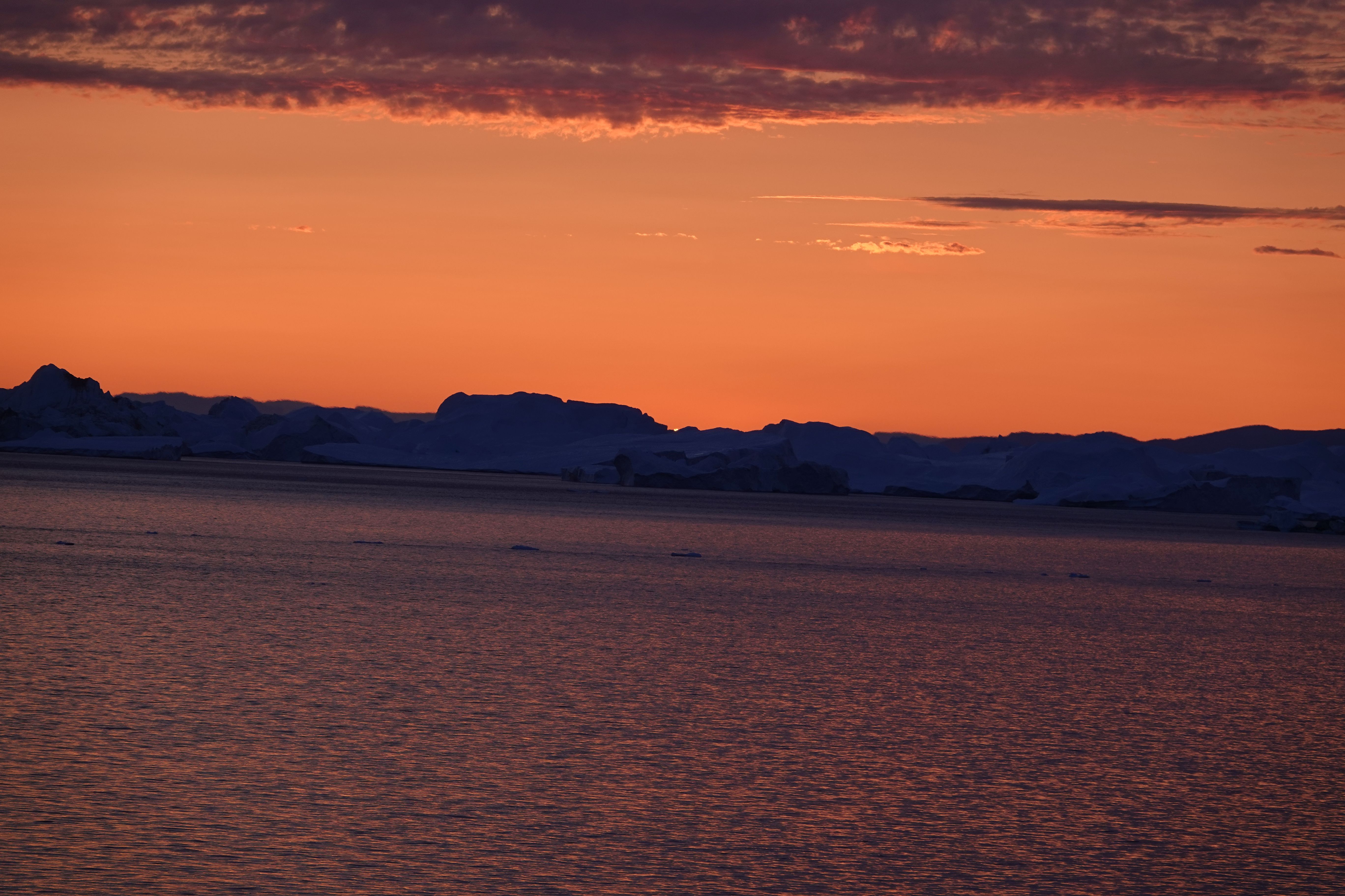 Sonnenuntergang hinter Eisbergen in der Disco Bucht.jpg