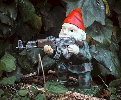 Armed gartenzwerg.jpg