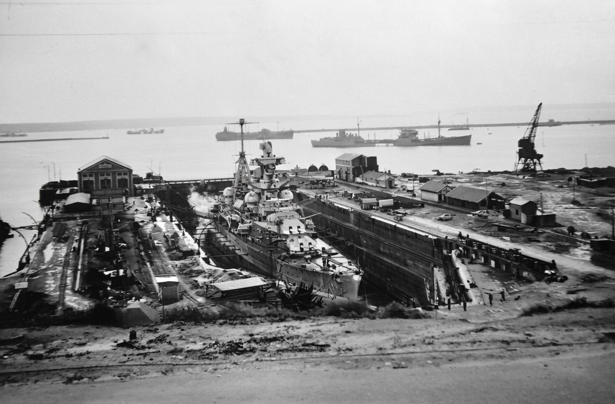 Kreuzer Hipper 1941 in Brest.png