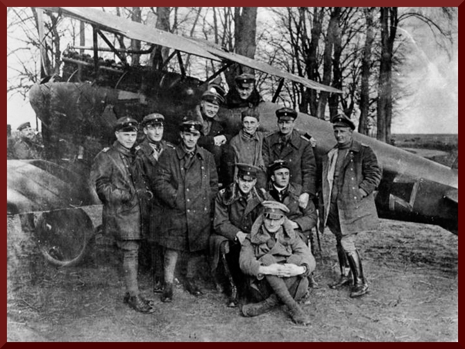 Richthofen mit Gruppe Bibliothek