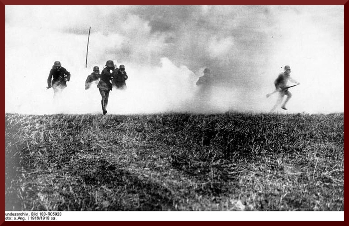 Bundesarchiv Bild 183-R05923, Flandern, deutsche Soldaten in Gasangriff