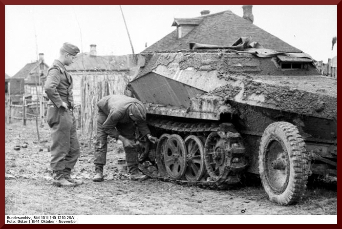 Bundesarchiv Bild 101I-140-1210-26A, Russland-Mitte, Schützenpanzer im Schlamm