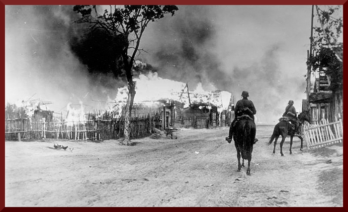 Bundesarchiv Bild 101I-137-1032-14A, Russland, brennendes Dorf, deutsche Kavallerie