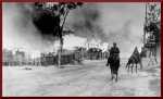 Bundesarchiv Bild 101I-137-1032-14A, Russland, brennendes Dorf, deutsche Kavallerie