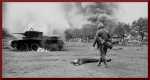 Bundesarchiv Bild 101I-020-1268-36, Russland, russischer Gefallener, Panzer BT 7,