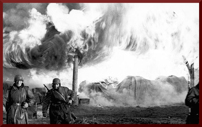 Bundesarchiv Bild 101I-268-0154-11, Russland, Soldaten vor brennendem Gebäude