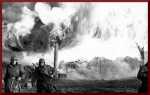 Bundesarchiv Bild 101I-268-0154-11, Russland, Soldaten vor brennendem Gebäude