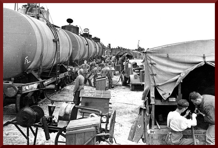 Bundesarchiv Bild 101I-186-0166-04A, Russland, Treibstoff-Nachschub