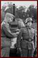 402px-Bundesarchiv Bild 101I-712-0472-02, Russland, Verleihung Panzervernichtungabzeichen[1]