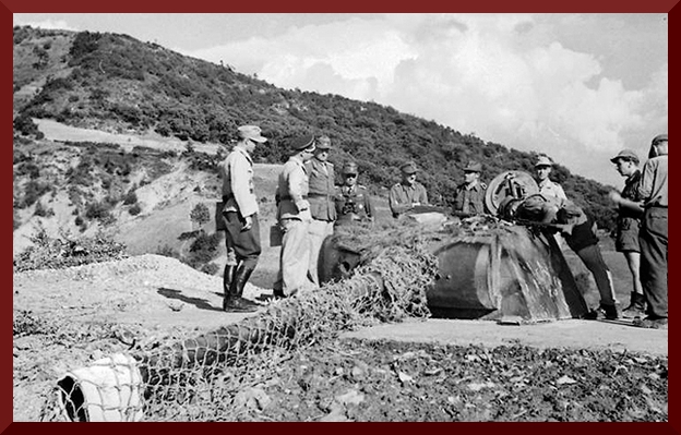 Bundesarchiv Bild 101I-587-2267-24%2C Italien%2C befestigte Stellung%2C Inspektion