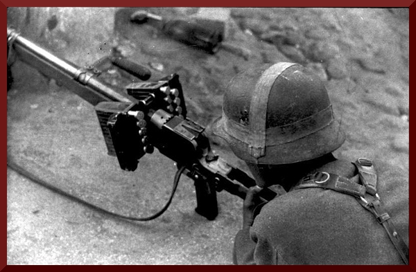 Bundesarchiv Bild 101I-208-0050-15A%2C Russland-Nord%2C Soldat mit Panzerbüchse