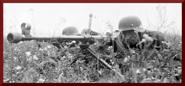 Bundesarchiv Bild 101I-283-0619-31%2C Russland%2C Deutsche Soldaten mit Panzerbüchse 39