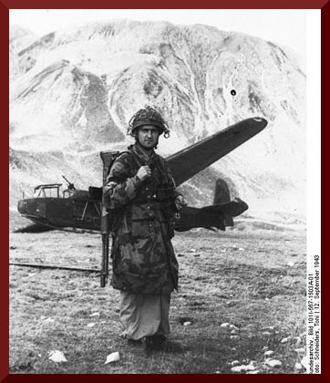 Bundesarchiv Bild 101I-567-1503A-01%2C Gran Sasso%2C Fallschirmjäger vor Lastensegler