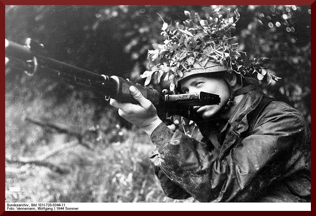Bundesarchiv Bild 101I-720-0344-11%252C Frankreich%252C Fallschirmjäger mit FJG 42 in Stellung%255B1%255D