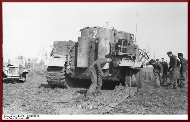 Bundesarchiv Bild 101I-310-0899-18%252C Italien%252C Panzer VI %2528Tiger I%2529%252C Reparatur