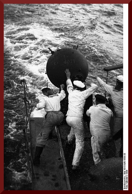 1939 Bundesarchiv Bild 101II-MN-1559-33%2C Auf See%2C beim Minen legen-
