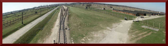 1280px-KZ Auschwitz-Birkenau, Gesamtüberblick vom Eingangsgebäude zur Bahnrampe und zum Lagerbereich, 2007