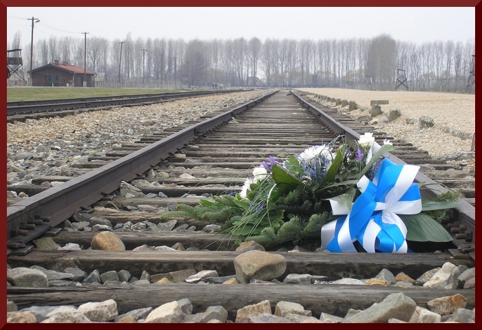 KZ Auschwitz-Birkenau, Bahngleise der Entladerampe, Blumen zum Gedenken