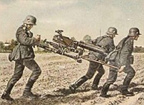 Bild 43 Schweres MG wird vorgetragen