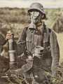 Bild 46 Kanonier mit Granate und Gasmaske
