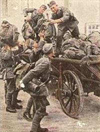Bild 139 Infanteriegepäck wird verladen