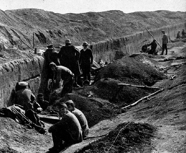 161a Soldaten suchen Schutz im Panzergraben