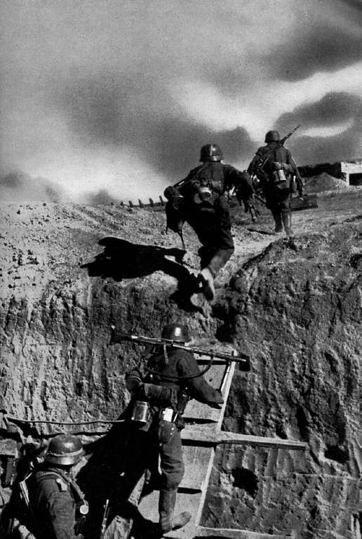 162 Durch den Panzergraben vor zu den Bunkern