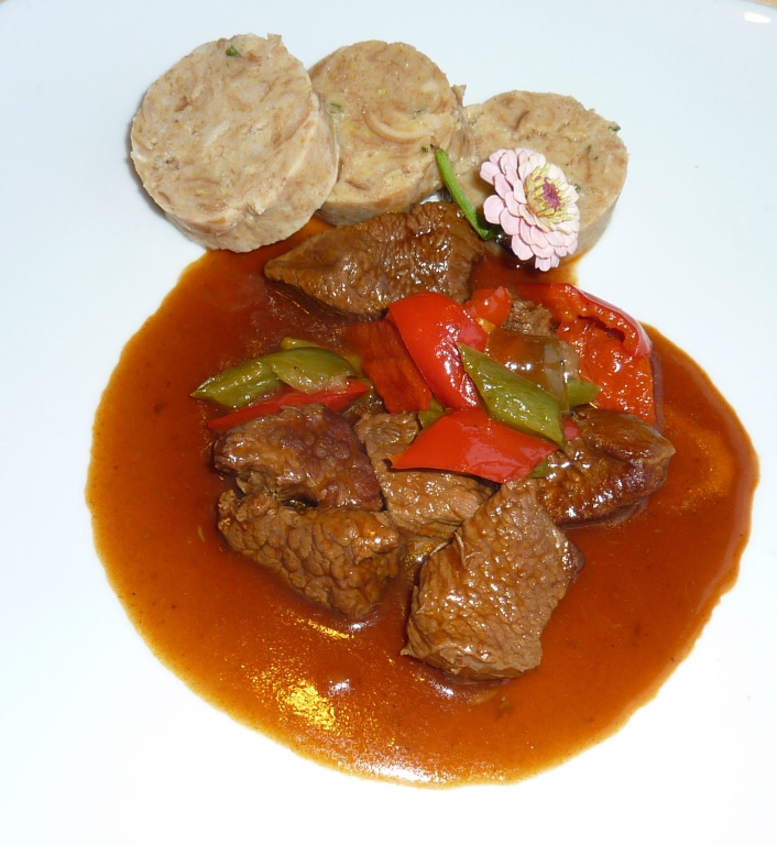 Gulasch mit Paprikagemüse und Serviettenknödel