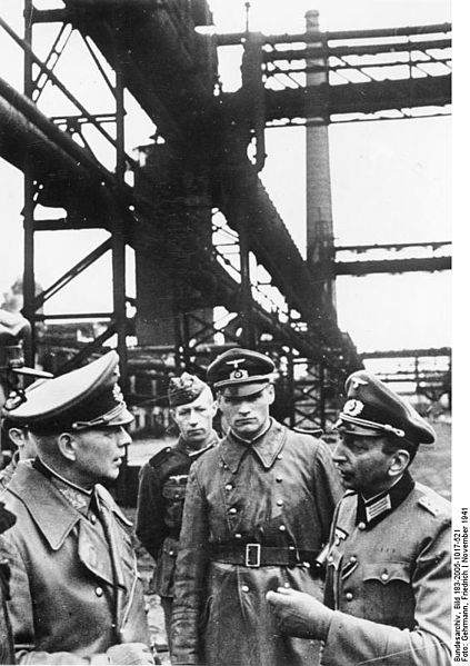 423px-Bundesarchiv Bild 183-2005-1017-521, Ostfront, -Generaloberst von Kleist besichtigt ein Hüttenwerk in der Ukraine[1]