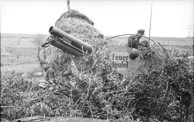 Bundesarchiv Bild 101I-716-0010-26, Italien, getarnte Selbstfahrlafette 'Grille'[1]