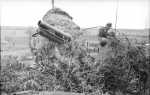 Bundesarchiv Bild 101I-716-0010-26, Italien, getarnte Selbstfahrlafette 'Grille'[1]