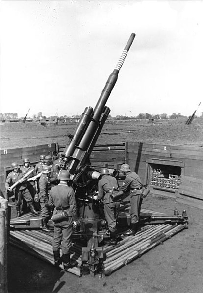 414px-Bundesarchiv Bild 101I-635-3999-24, Deutschland, Flak-Batterie in Feuerstellung[1]