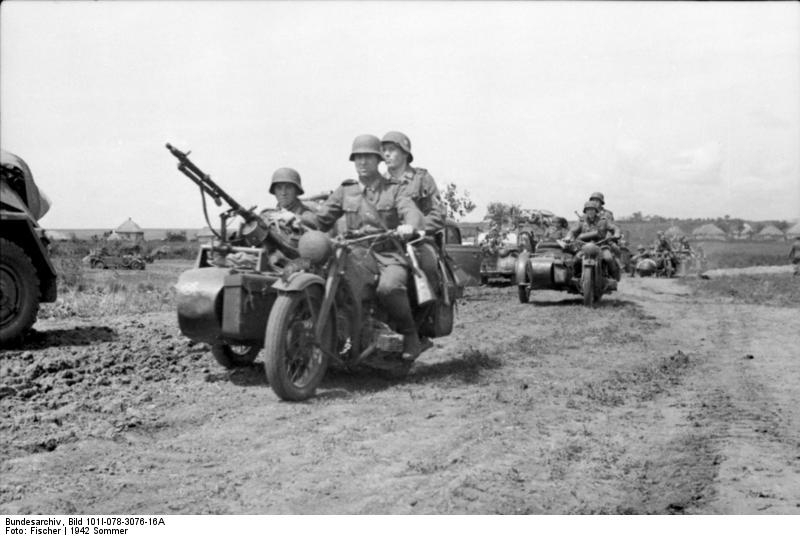 Bundesarchiv Bild 101I-078-3076-16A, Russland, Kolonne von Motorrad-Gespannen[1]