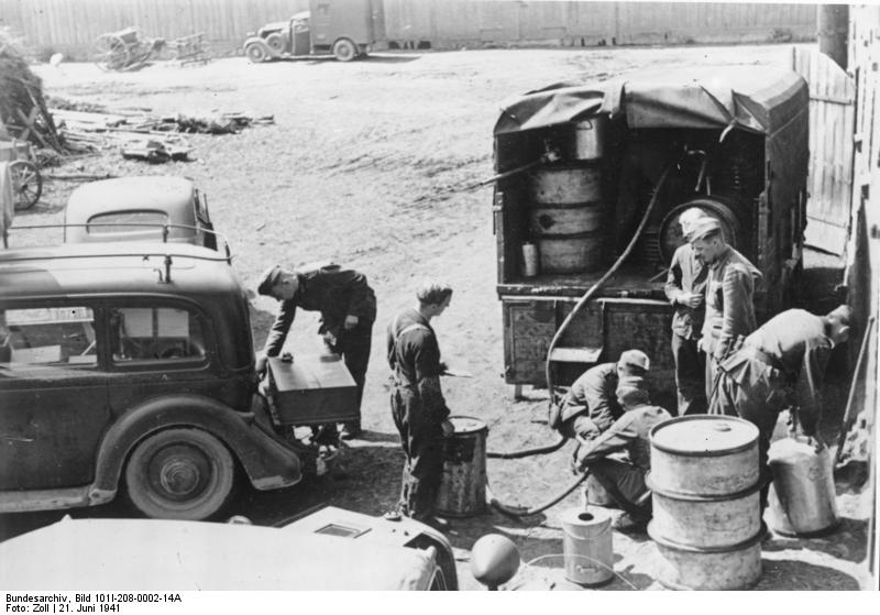 Bundesarchiv Bild 101I-208-0002-14A, Russland, Betanken von PKW mit Treibstoff[1]