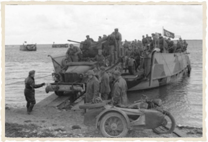 Bundesarchiv Bild 101II-MN-2781-19, Russland, Landungsboot mit Zugkraftwagen[1]