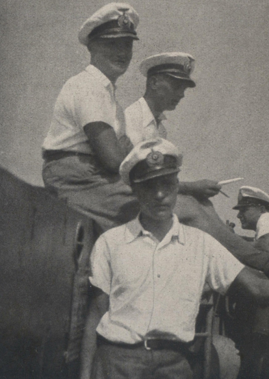 3 Korvettenkapitän Hartmann und Offiziere Forenbildarchiv